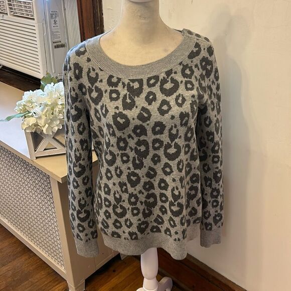 Gap gray leopard print long sleeve crewneck sweater Size M EUC - Picture 1 of 10